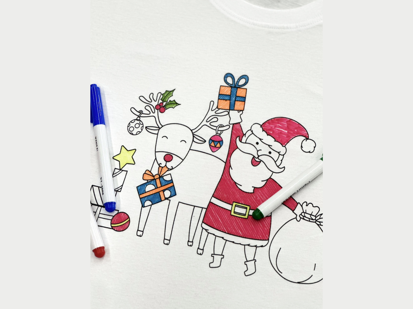 Новогодняя футболка-раскраска с дудл-принтом