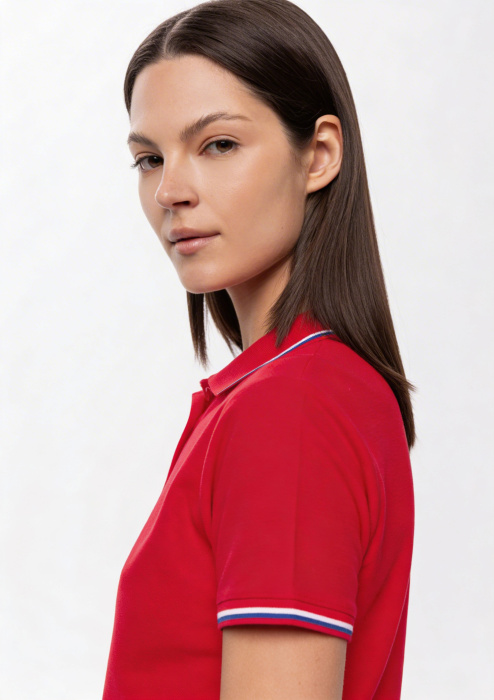 Женская красная рубашка поло арт. 04WRUS приталенного кроя c триколором, 80% хлопок, 20% полиэстер, 185 гр/м2, оптом | Мерч, униформа и текстиль для бизнеса фото-3